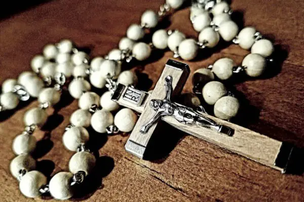 SANTO ROSARIO » ¿Cómo Rezarlo? Guía Paso A Paso Con Vídeo